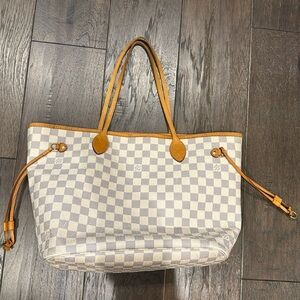 LOUIS VUITTON
Damier Azur Neverfull MM